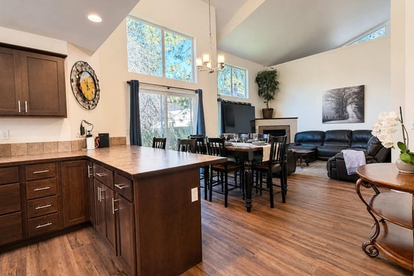 Settle into a bright, comfortable home designed for easy group stays and longer visits. This 3-bedroom, 3-bath townhouse sleeps up to 8 guests and offers a convenient home base in Midtown Coeur d’Alene. Enjoy a full kitchen, fast WiFi, dedicated workspace, private parking, and in-unit laundry. The lake, City Park, downtown, local shops, restaurants, and waterfront are all within easy reach.