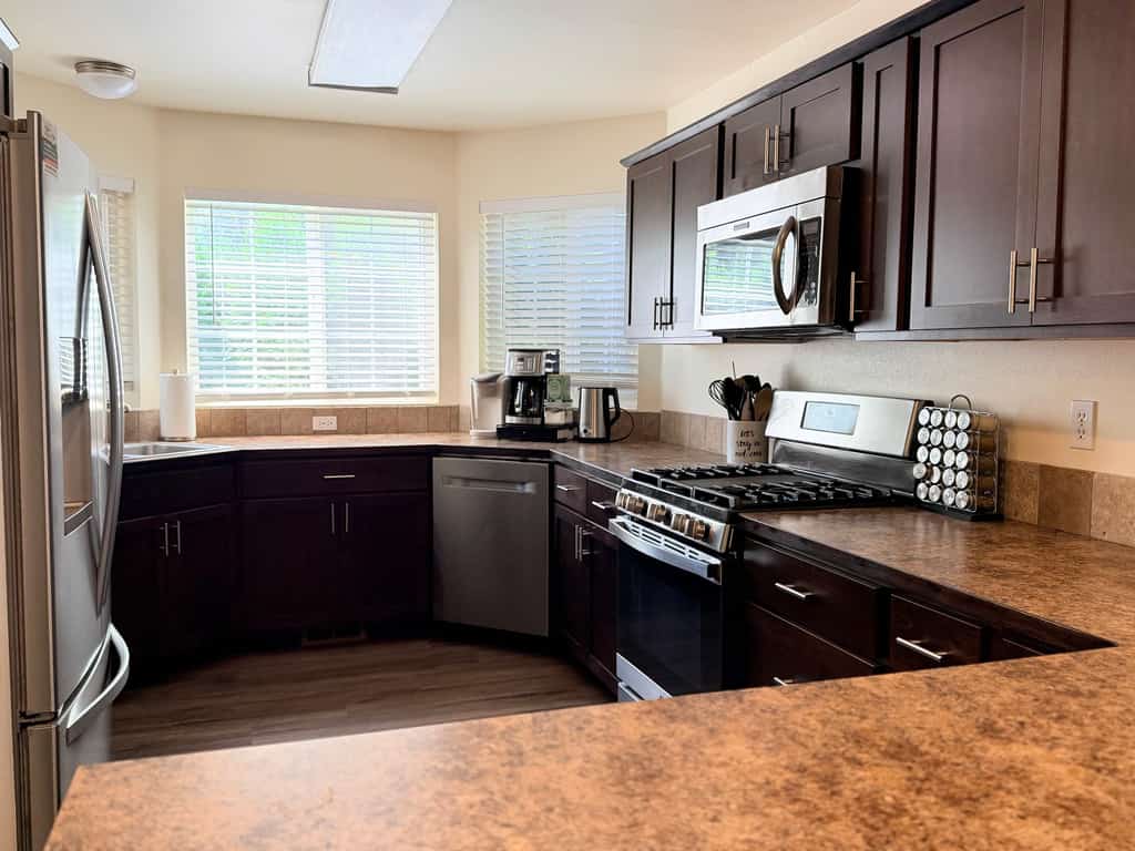 Settle into a bright, comfortable home designed for easy group stays and longer visits. This 3-bedroom, 3-bath townhouse sleeps up to 8 guests and offers a convenient home base in Midtown Coeur d’Alene. Enjoy a full kitchen, fast WiFi, dedicated workspace, private parking, and in-unit laundry. The lake, City Park, downtown, local shops, restaurants, and waterfront are all within easy reach.