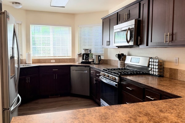 Settle into a bright, comfortable home designed for easy group stays and longer visits. This 3-bedroom, 3-bath townhouse sleeps up to 8 guests and offers a convenient home base in Midtown Coeur d’Alene. Enjoy a full kitchen, fast WiFi, dedicated workspace, private parking, and in-unit laundry. The lake, City Park, downtown, local shops, restaurants, and waterfront are all within easy reach.