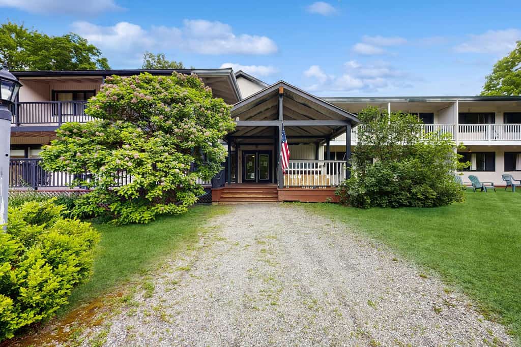 Four Season Condo: seasonal pool, ski, hike & golf