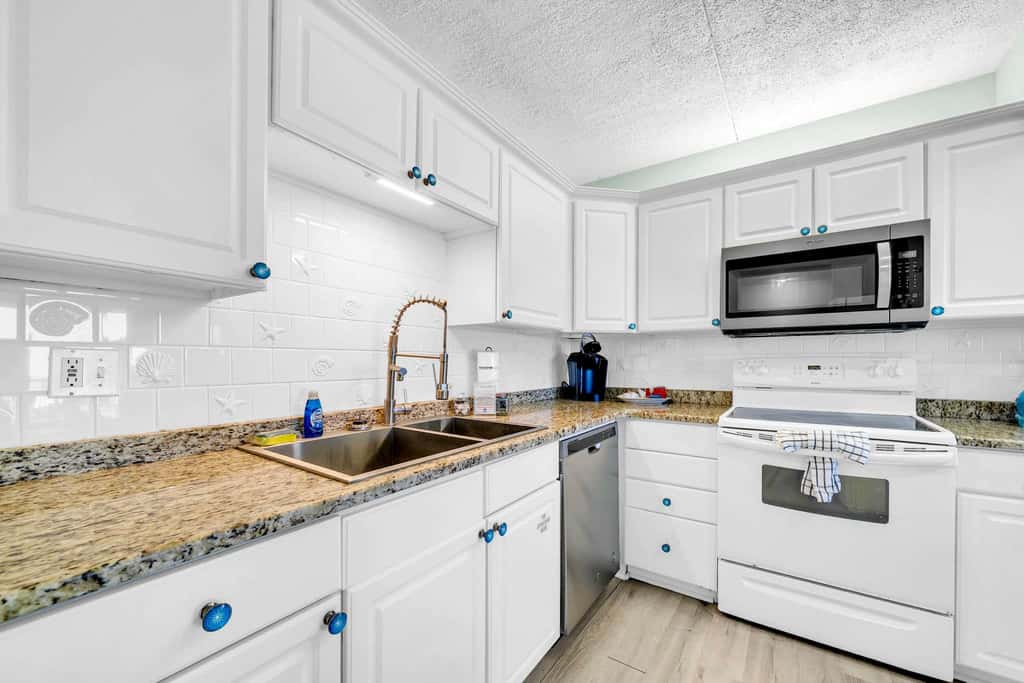 Gulf Front Condo w Pool, Tennis Courts & more!
