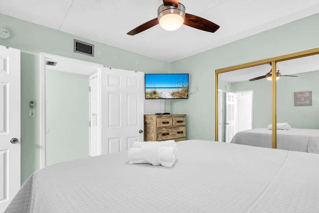 Gulf Front Condo w Pool, Tennis Courts & more!