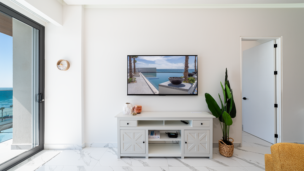 R705 Beachfront 2BR Condo with King Beds and Ocean View Balcony