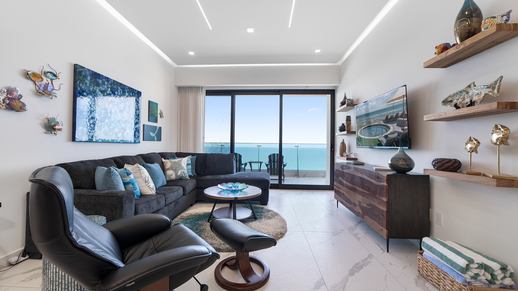 Relaxing 2BR Condo with Stunning Ocean Views