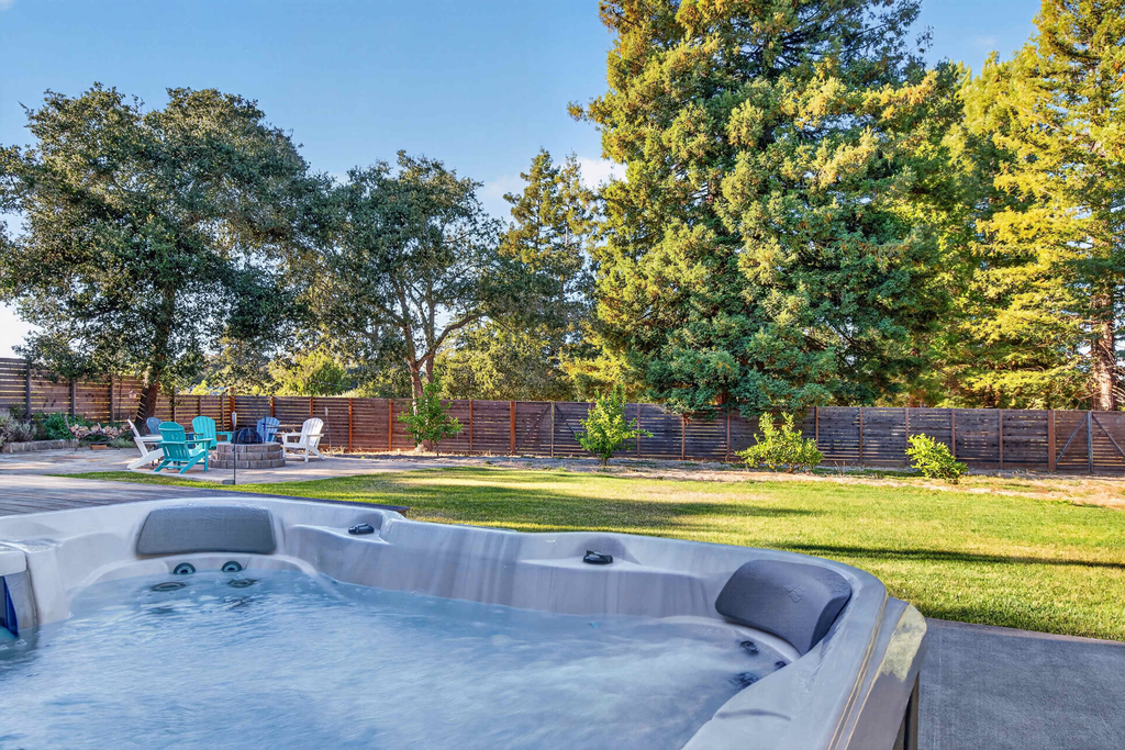 The Gravenstein - Sebastopol Orchard Retreat with Hot Tub