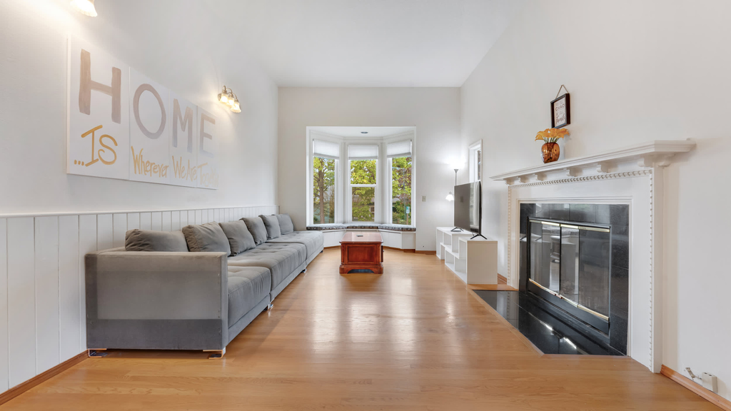 Walk-to-UO Retreat with Private Patio