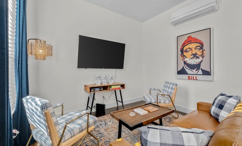 Downtown home near restaurants with full kitchen, washer/dryer, partial AC, WiFi