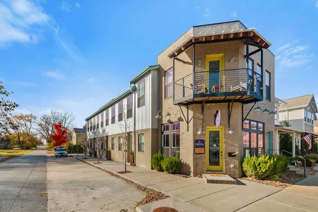 Downtown home near restaurants with full kitchen, washer/dryer, partial AC, WiFi