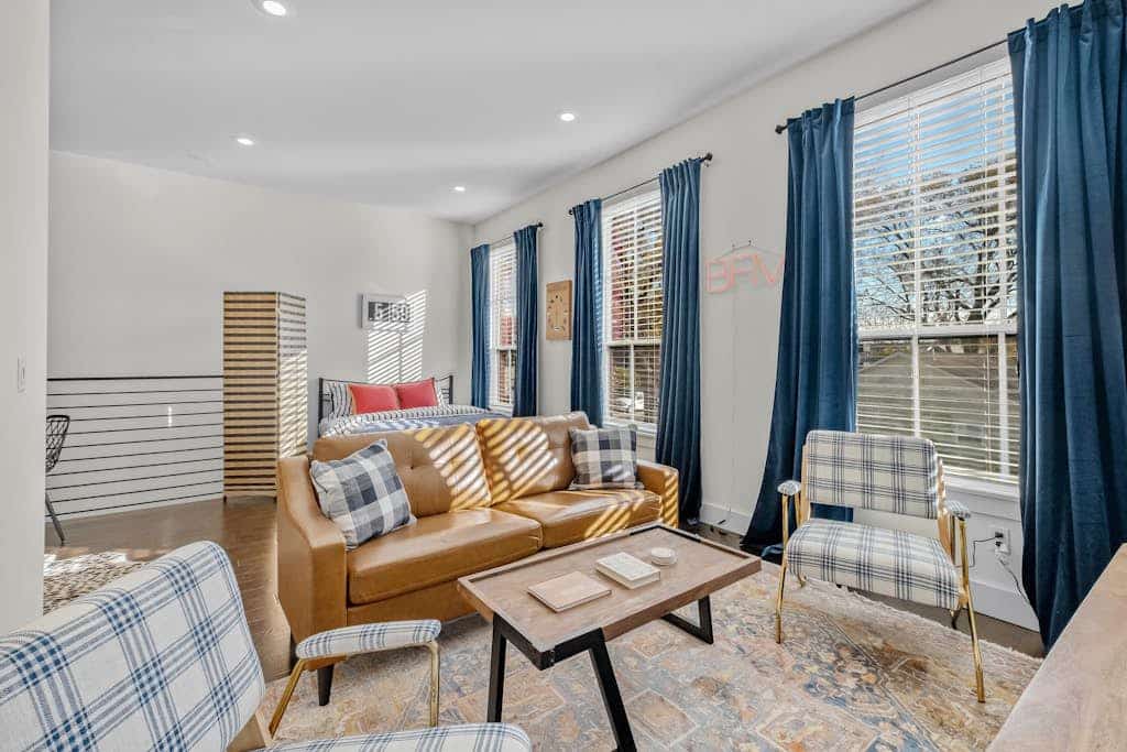 Downtown home near restaurants with full kitchen, washer/dryer, partial AC, WiFi