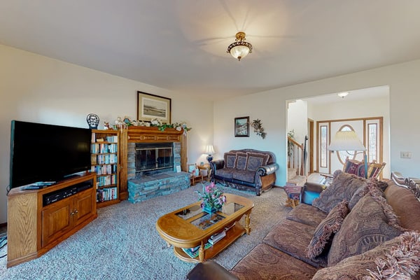 Dog-friendly home with golf course views, fireplace, & washer/dryer