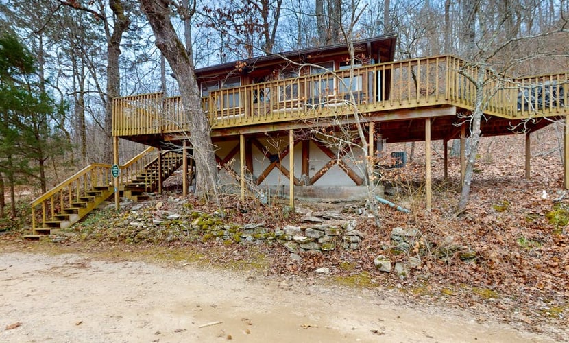 Historic dog-friendly cabin overlooking Lake Lucerne with deck & great views