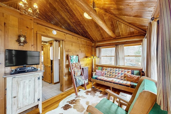 Historic dog-friendly cabin overlooking Lake Lucerne with deck & great views
