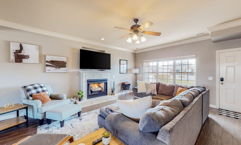Dog-friendly charmer with an enclosed yard, fireplace, jetted tub, W/D, and AC