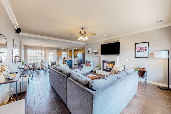 Dog-friendly charmer with an enclosed yard, fireplace, jetted tub, W/D, and AC
