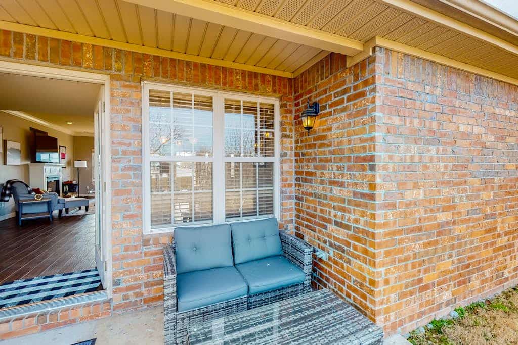 Dog-friendly charmer with an enclosed yard, fireplace, jetted tub, W/D, and AC