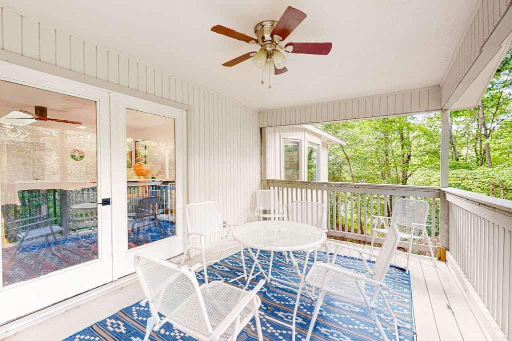 Private Bella Vista home near Bike Trails, Golf Courses, shops & scenic views