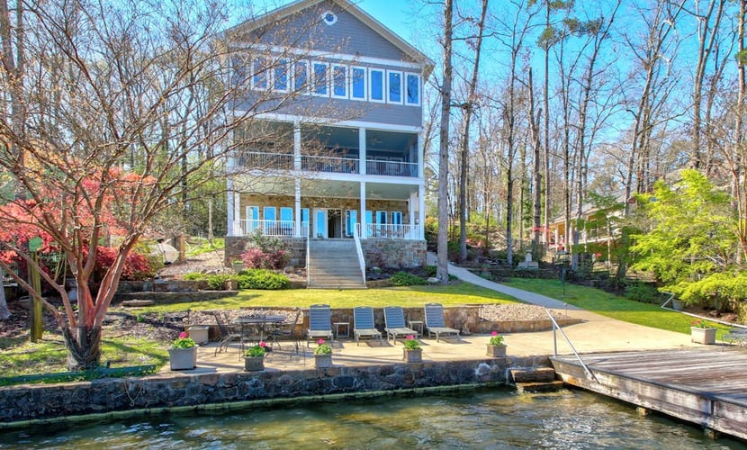 Lakefront home with private dock, 2 kitchens, 2 living areas, grill, pool table