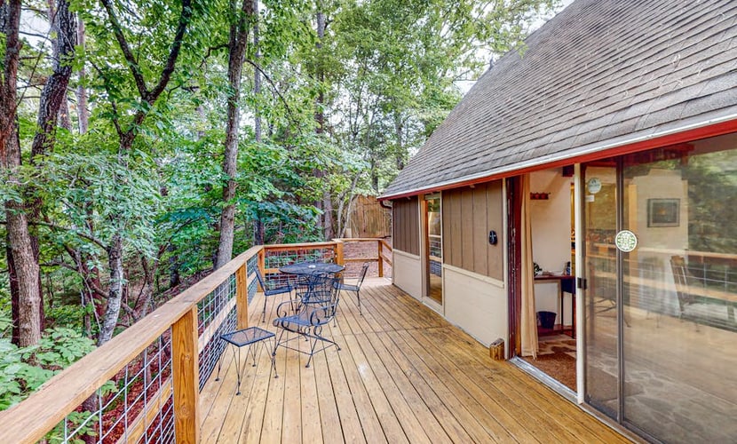 Roomy mountain-view cabin with a loft, wrap-around deck, WiFi - dogs OK