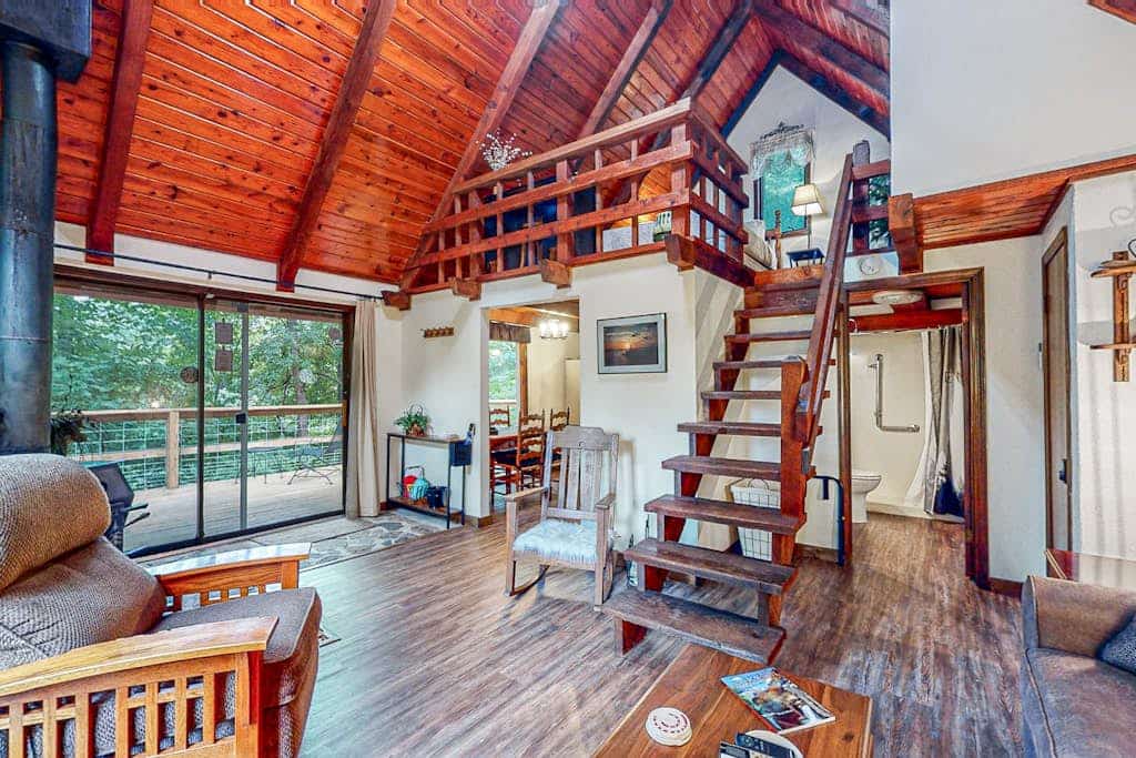 Roomy mountain-view cabin with a loft, wrap-around deck, WiFi - dogs OK