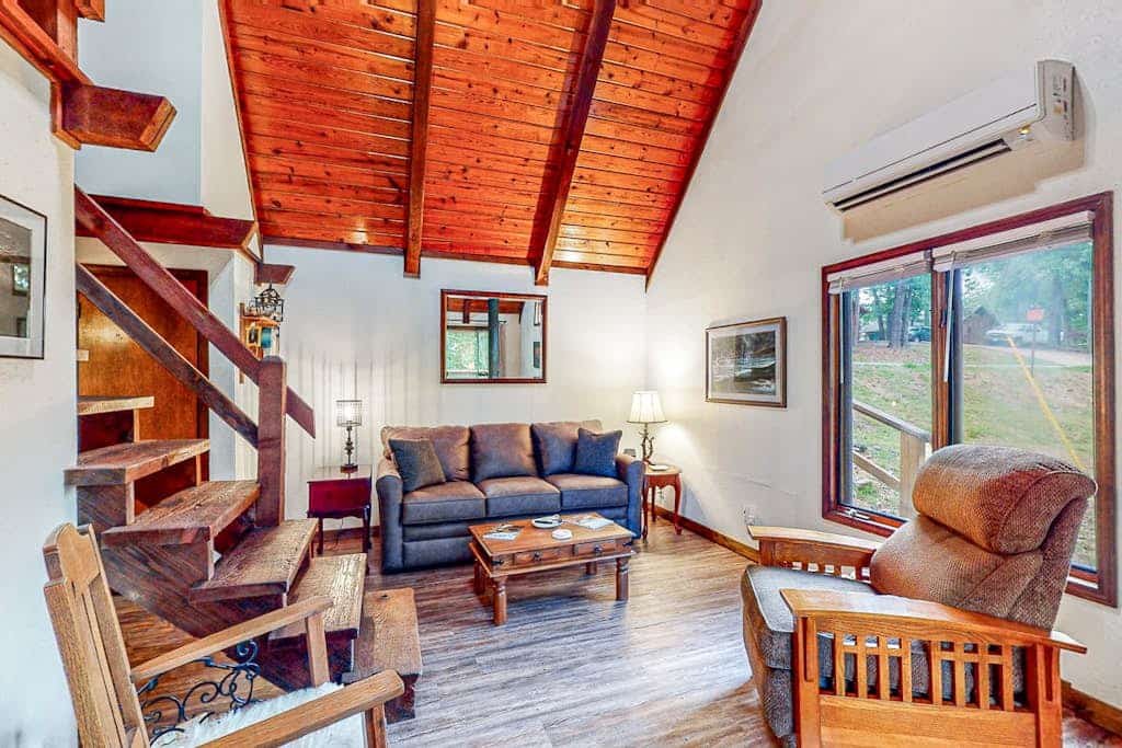 Roomy mountain-view cabin with a loft, wrap-around deck, WiFi - dogs OK