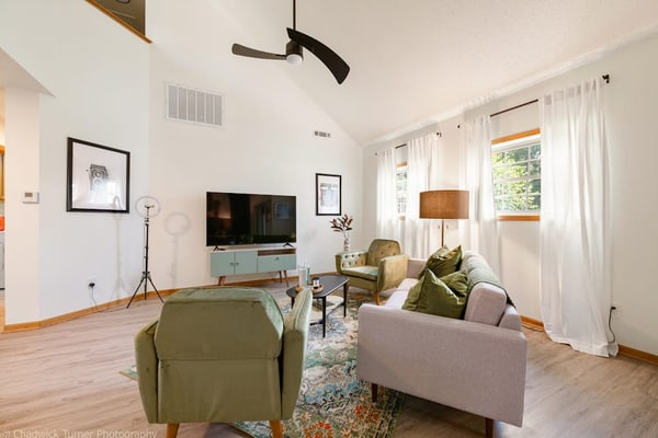 Charming Downtown Bentonville Home – Perfect for Bikers, Art Lovers & Adventure