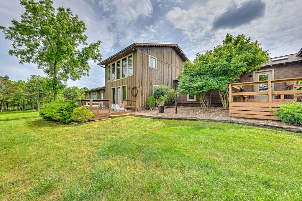 Dog-friendly home with lake views, washer/dryer, pool, basketball & fireplace