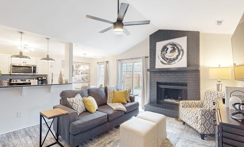 Downtown dog-friendly home with enclosed backyard, lawn, basketball hoop, W/D