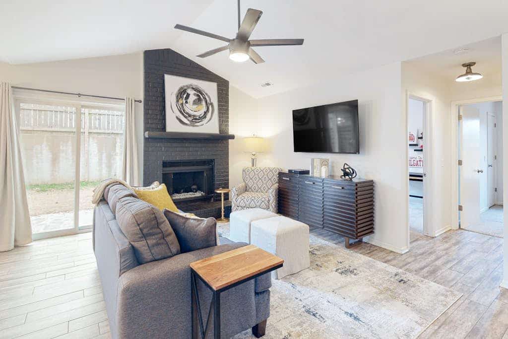 Downtown dog-friendly home with enclosed backyard, lawn, basketball hoop, W/D