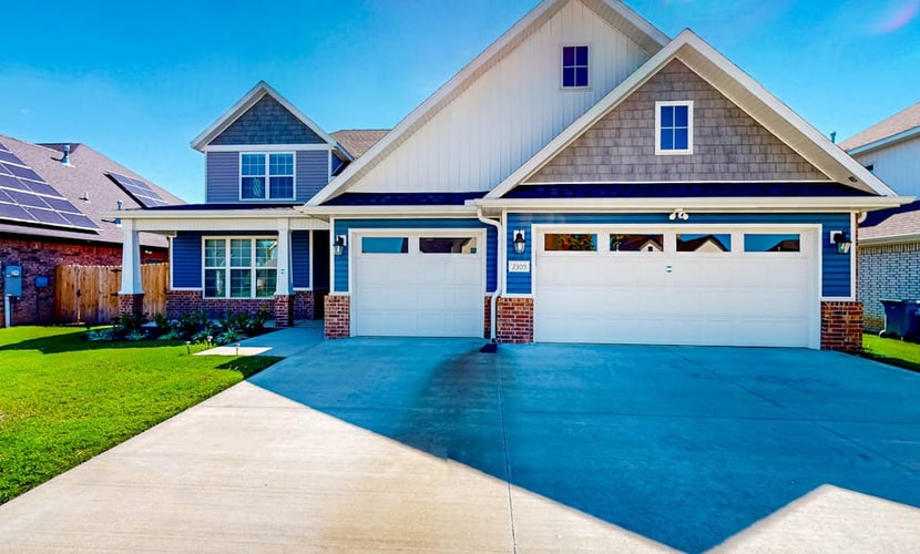 Spacious home with enclosed yard, foosball table, & children's items - dogs ok