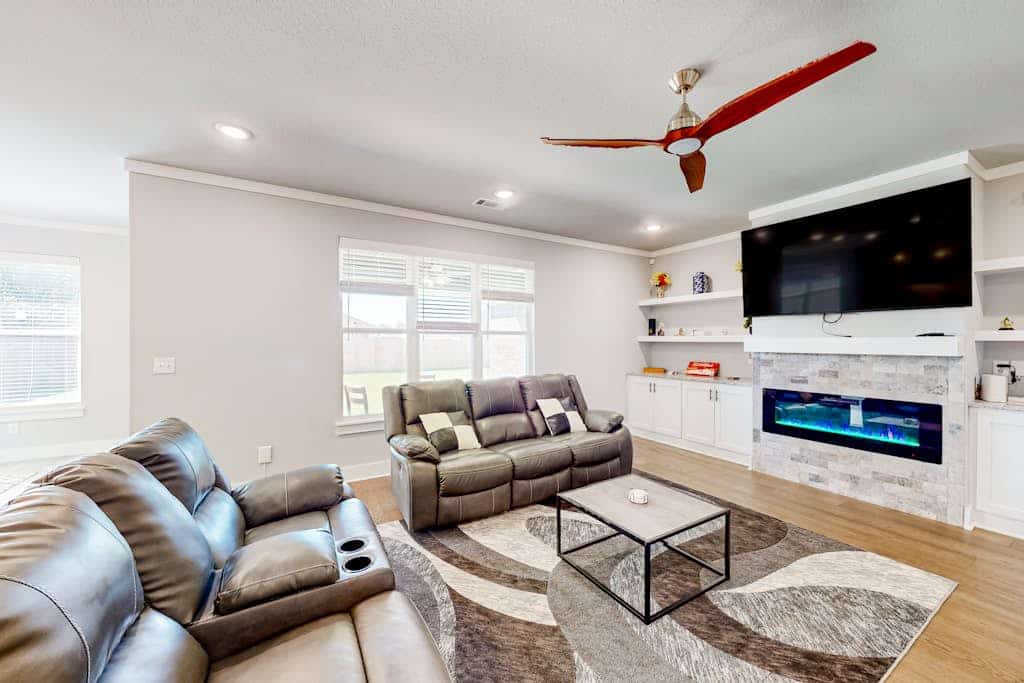 Spacious home with enclosed yard, foosball table, & children's items - dogs ok