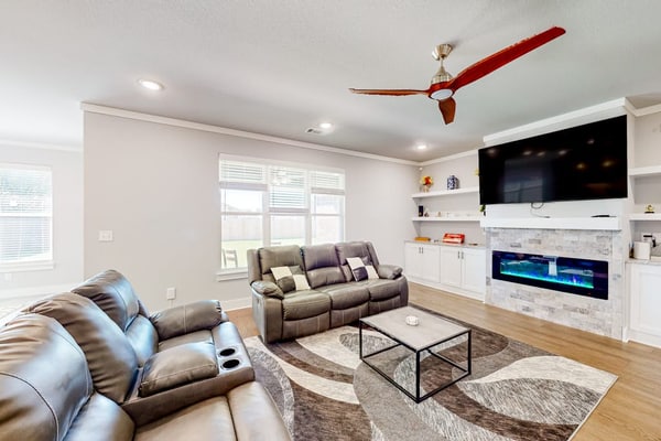 Spacious home with enclosed yard, foosball table, & children's items - dogs ok