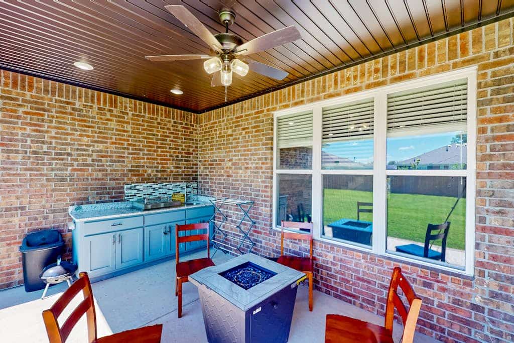 Spacious home with enclosed yard, foosball table, & children's items - dogs ok