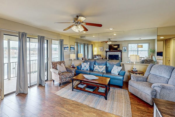 Enjoy the View, Cozy Condo, Community Pool, and Pickleball Courts