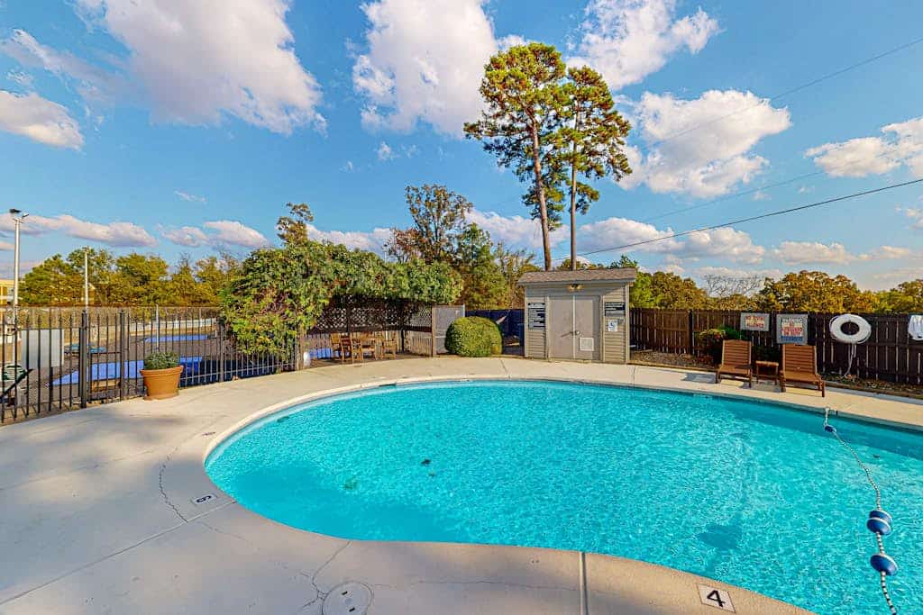 Enjoy the View, Cozy Condo, Community Pool, and Pickleball Courts