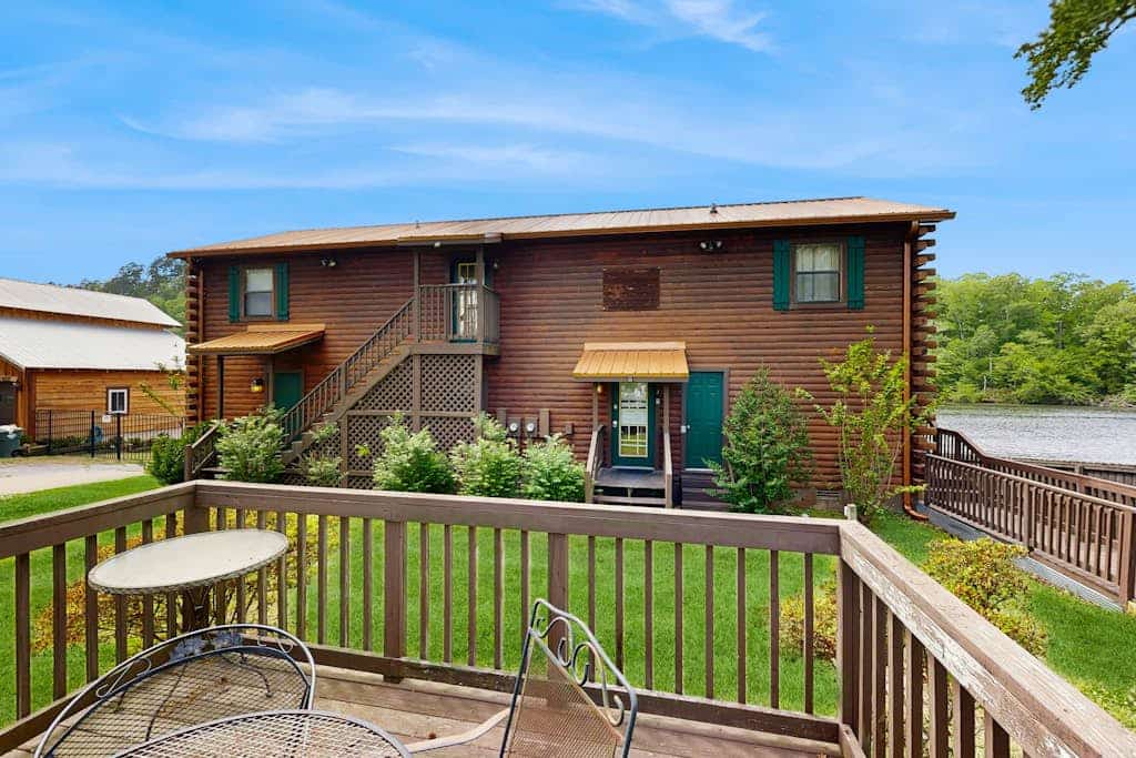 Waterfront cabin right on Ouachita River w/ dock access, full kitchens and WIFI