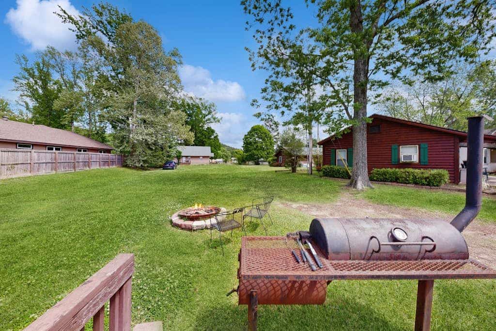Waterfront cabin right on Ouachita River w/ dock access, full kitchens and WIFI