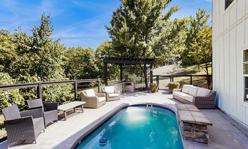 Spacious family retreat w/ pool, BBQ grill, patio, deck, near Beaver Lake