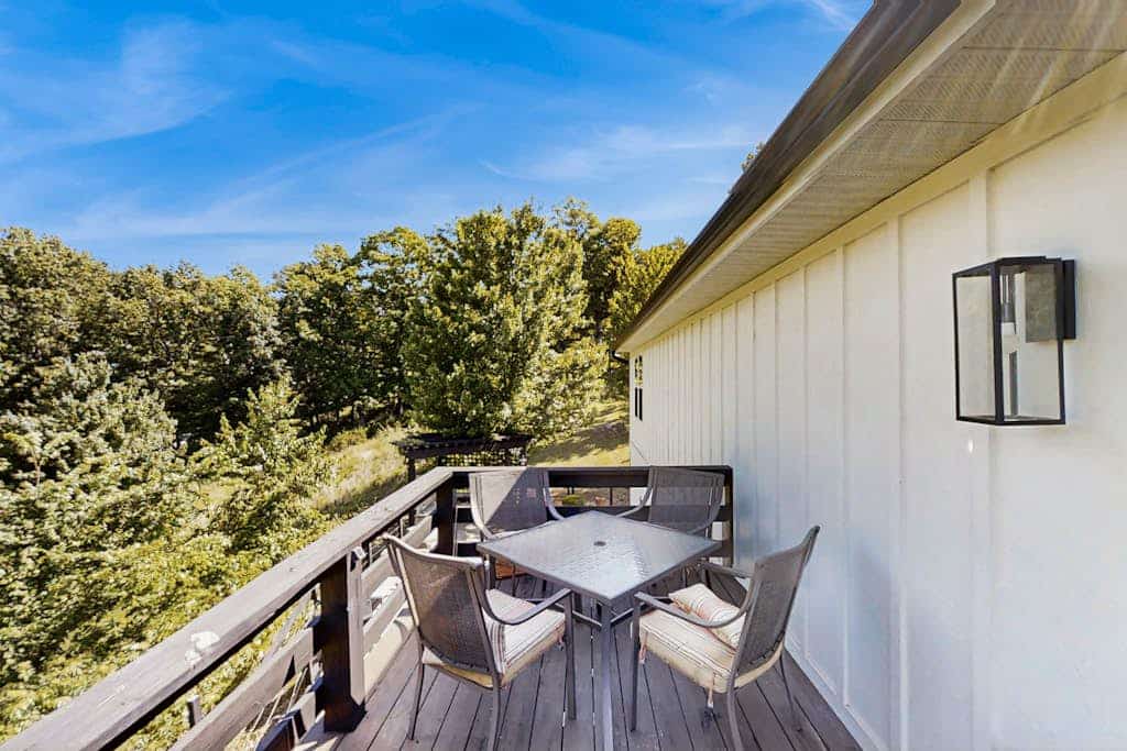 Spacious family retreat w/ pool, BBQ grill, patio, deck, near Beaver Lake