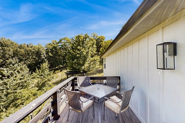 Spacious family retreat w/ pool, BBQ grill, patio, deck, near Beaver Lake