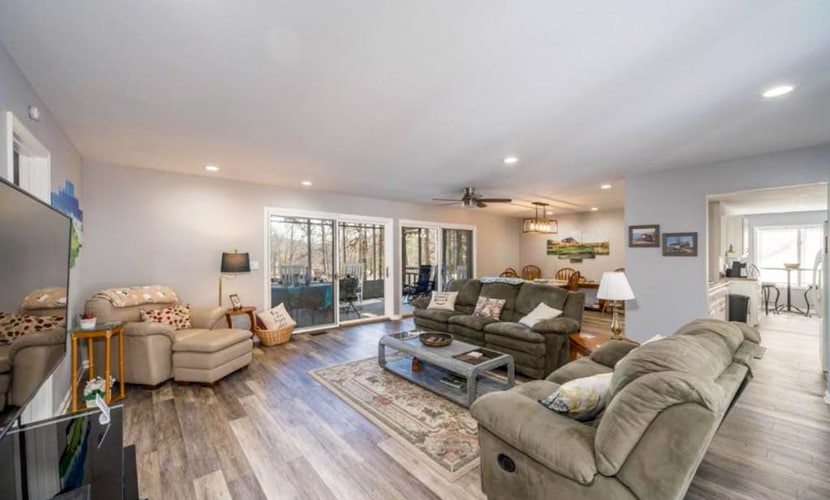 Serene retreat home with jetted tub & screened-in porch by golf course
