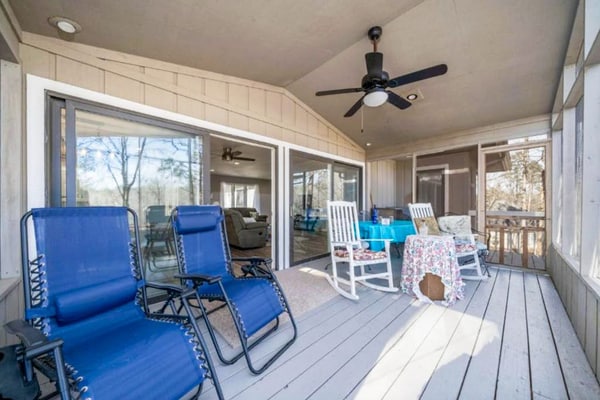 Serene retreat home with jetted tub & screened-in porch by golf course