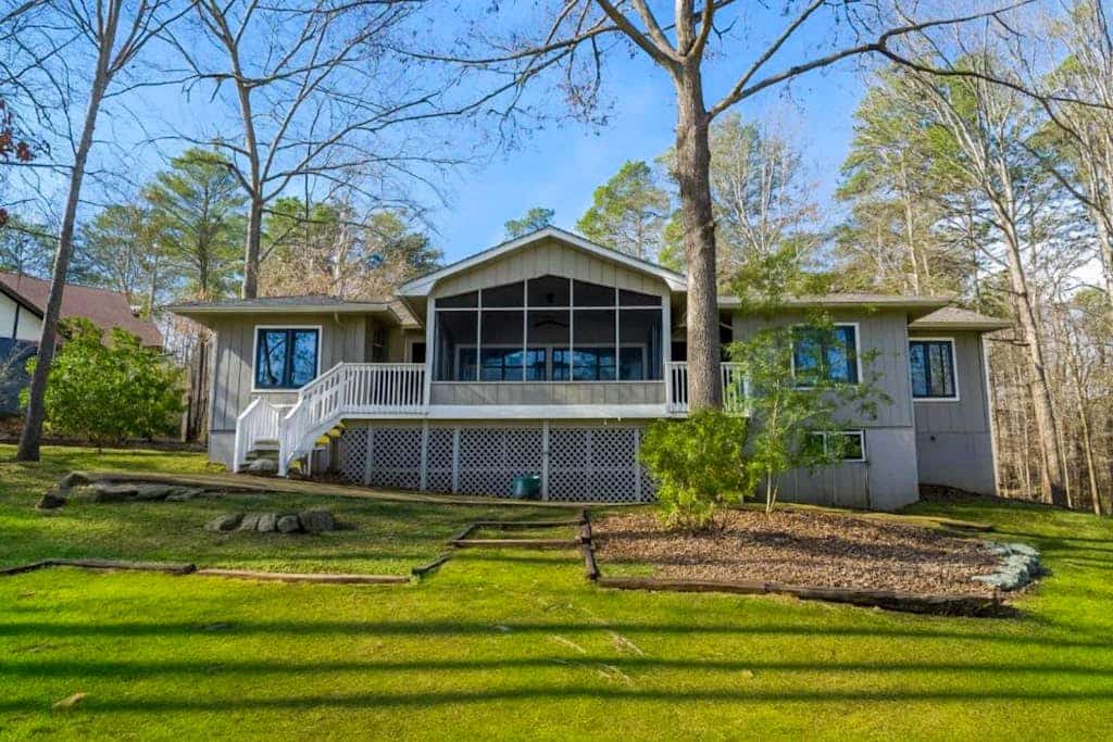 Serene retreat home with jetted tub & screened-in porch by golf course