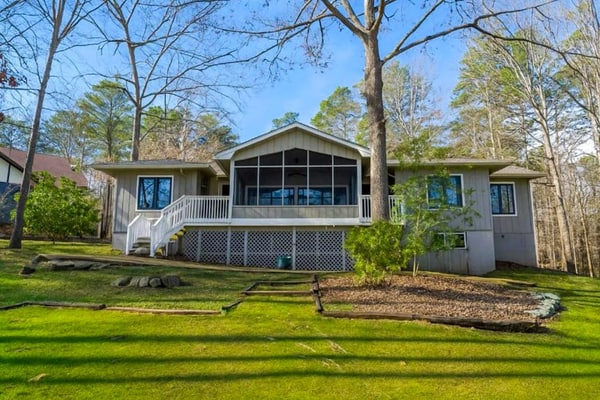 Serene retreat home with jetted tub & screened-in porch by golf course