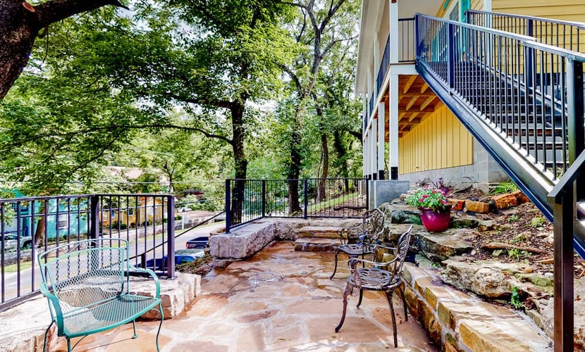 New Orleans-themed getaway with a full kitchen, washer/dryer, & AC