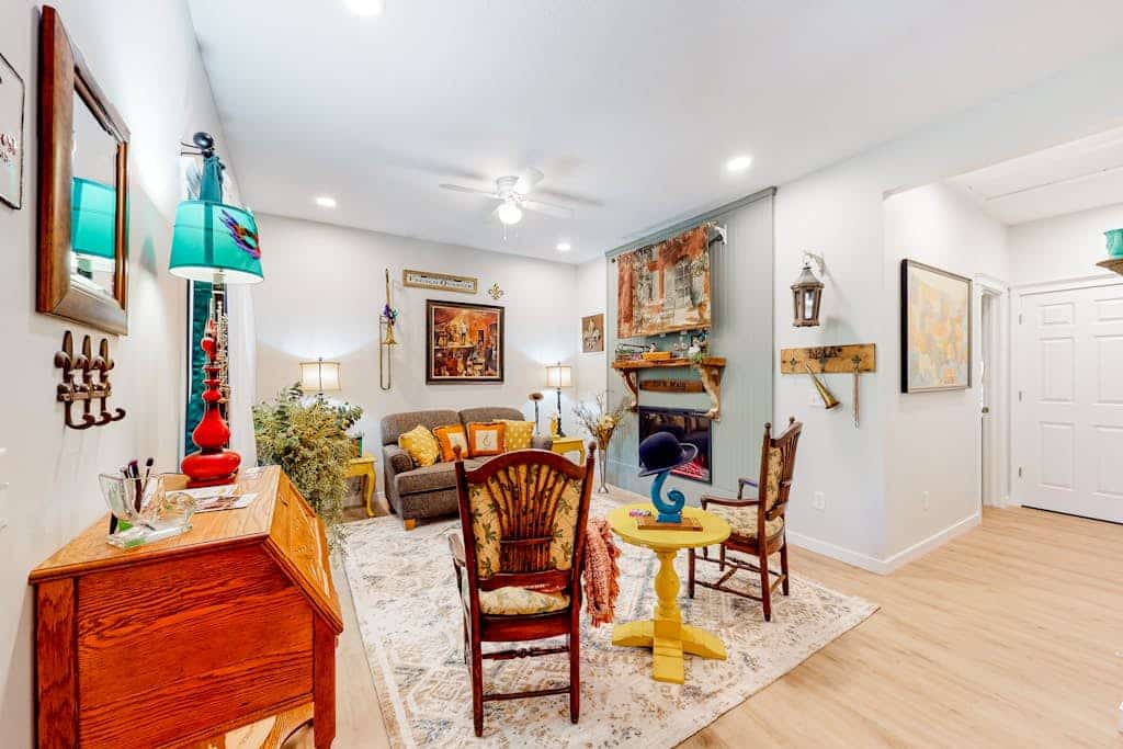 New Orleans-themed getaway with a full kitchen, washer/dryer, & AC