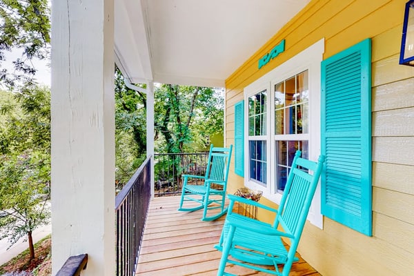 New Orleans-themed getaway with a full kitchen, washer/dryer, & AC