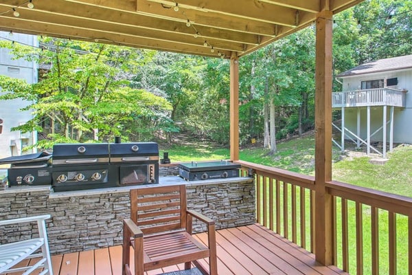Cozy Townhouse with a Covered Deck, Smart TVs, and Golf Nearby