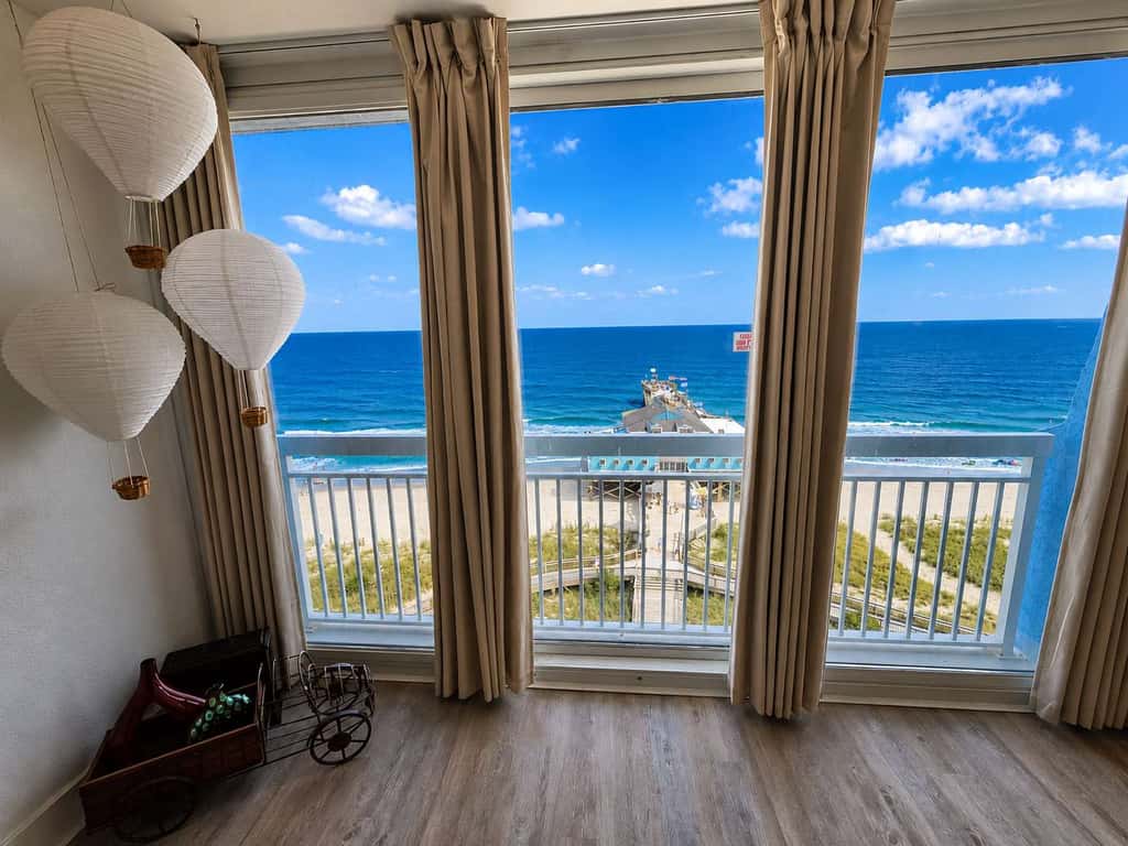 Circus-Themed Oceanfront Condo! Yachtsman 1001