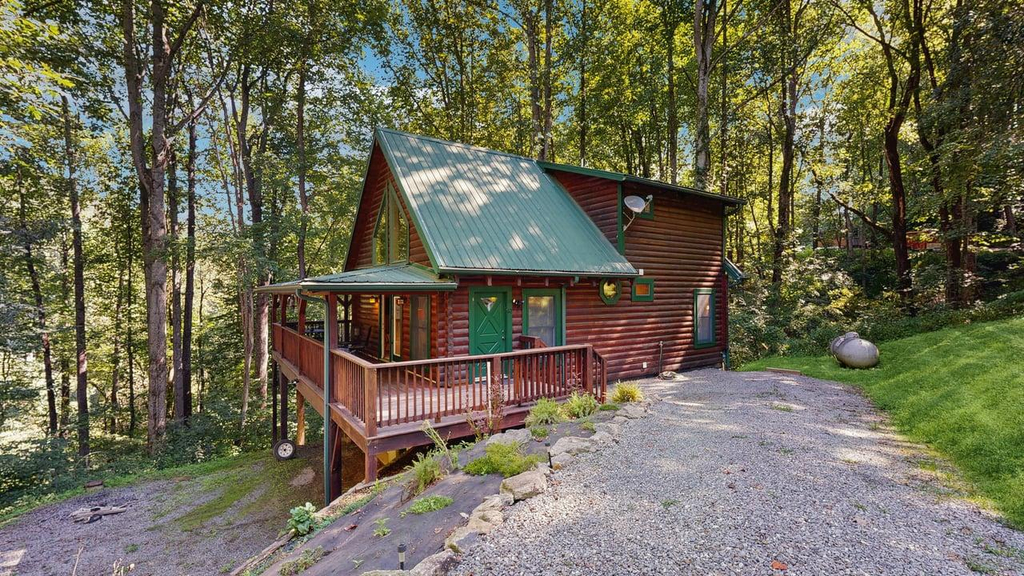 Wooded Log Cabin - Loft, Electric Fireplace, Deck & Smoky Mountain Adventures