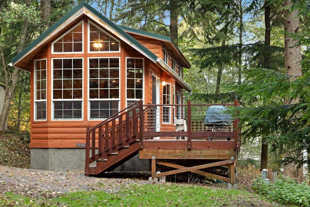 Cozy 1BR Waterfront Cabin with Mountain Views